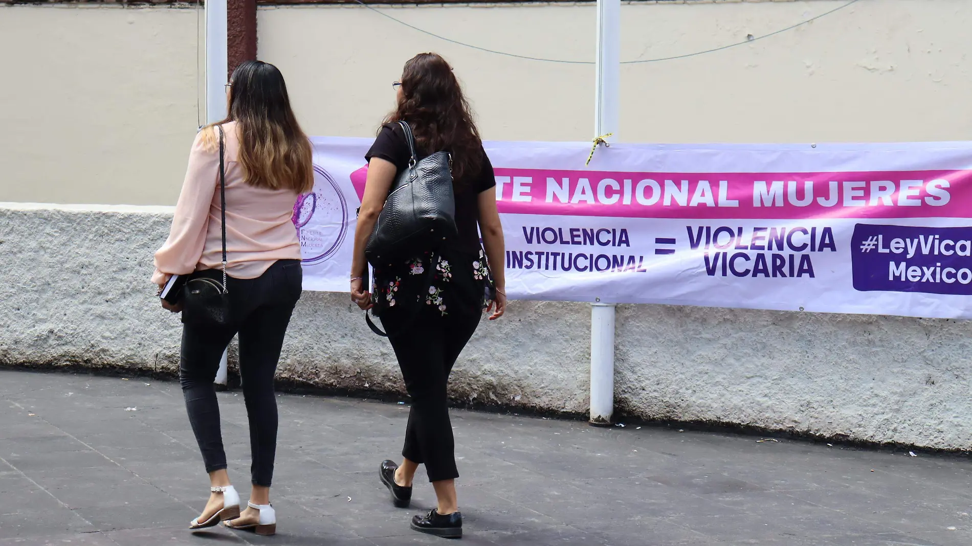 mujeres caminan por las calles de cuerna